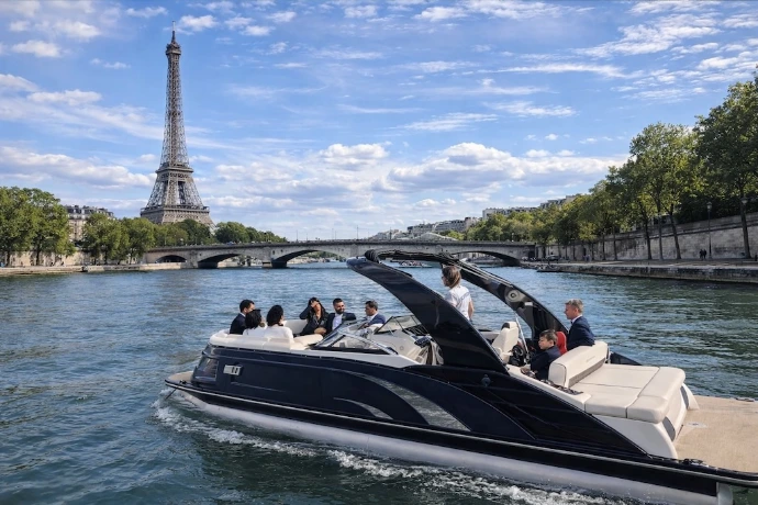Yacht privé au coucher de soleil sur la Seine à Paris/ Private seine river cruise