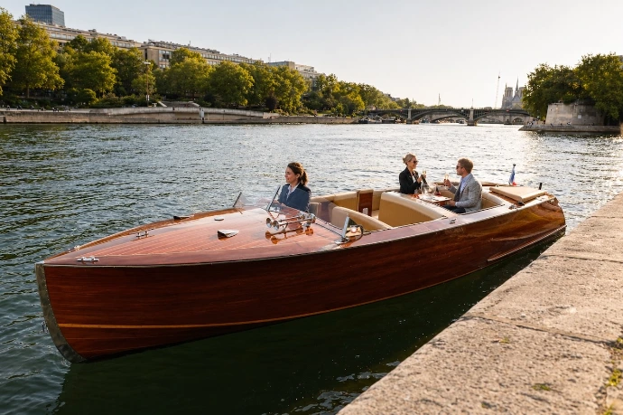 Yacht privé au coucher de soleil sur la Seine à Paris/ Private seine river cruise