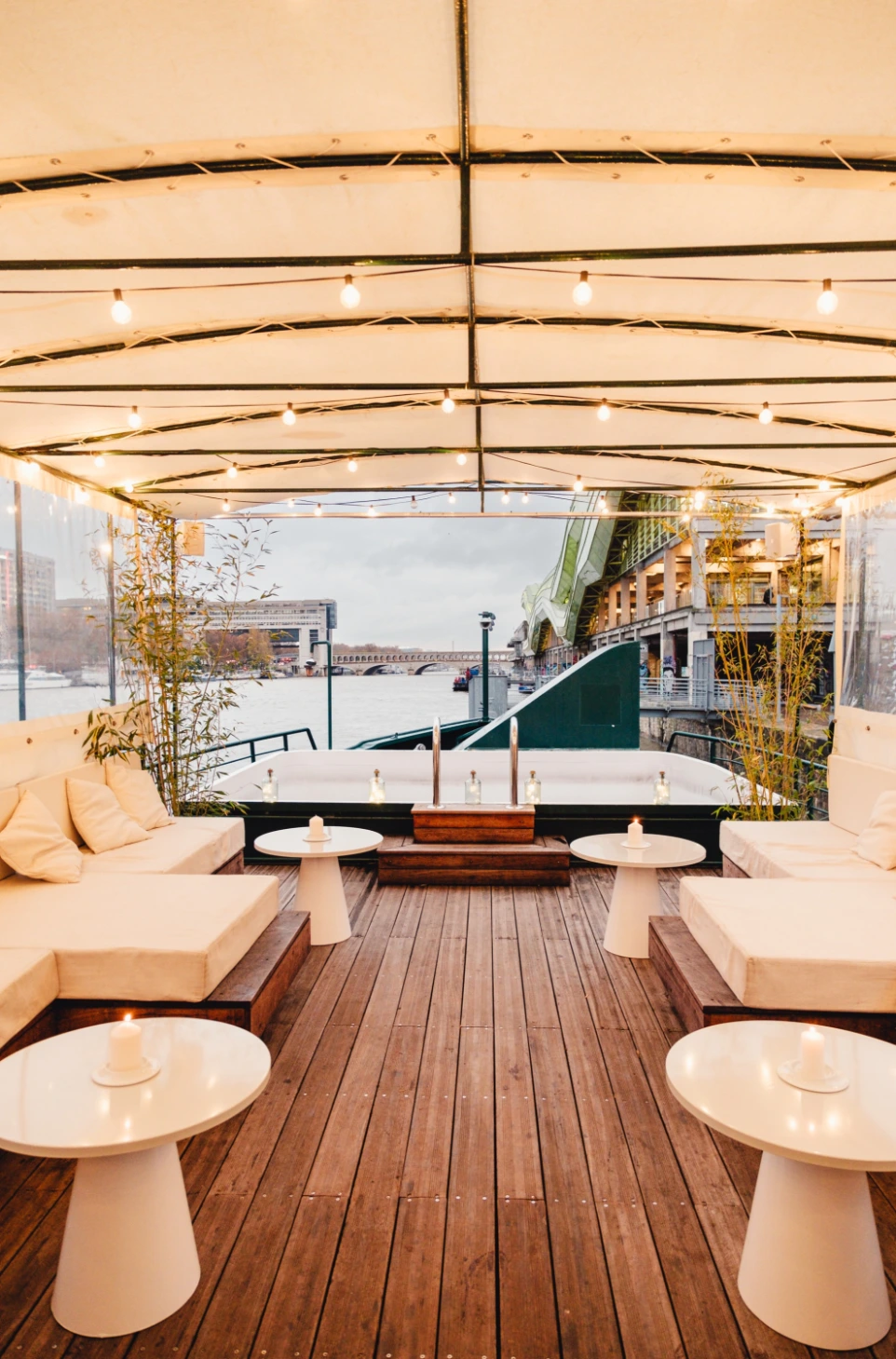 Terrasse avec piscine privée sur la péniche Playtime à Paris